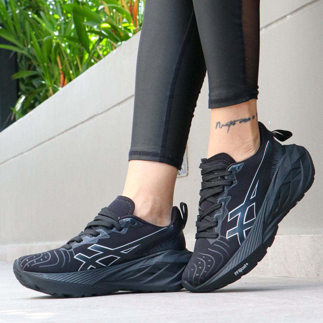 ASICS NOVABLAST 4 NEGRO